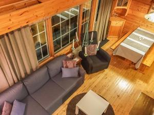 eine Draufsicht auf ein Wohnzimmer mit einer Couch in der Unterkunft Holiday Home Kolonen by Interhome in Levi