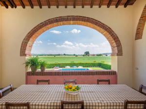 - une table avec un bol de fruits et une vue sur un champ dans l'établissement Villa La Salciaia by Interhome, à Marciano