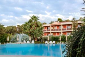 a resort with a large swimming pool and a fountain at Centro Turistico Akiris in Nova Siri Marina