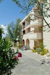 a building with bikes parked in front of it at Centro Turistico Akiris in Nova Siri Marina