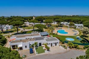 una vista aérea de una casa con piscina en Prado Villas, en Vilamoura