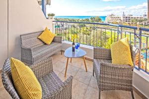 einen Balkon mit Stühlen, einem Tisch und Meerblick in der Unterkunft 207 Kings Palace Seaview in Paphos City