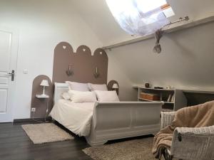 Voodi või voodid majutusasutuse Chambres d'Hôtes des Demoiselles toas