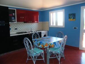 A kitchen or kitchenette at LENTISCHIO villetta vista mare a 250 metri dalla spiaggia con ARIA CONDIZIONATA