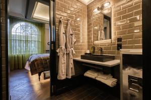 a bathroom with a sink and a bed in a room at The Gyle - Kings Cross St Pancras, London in London +39 photos