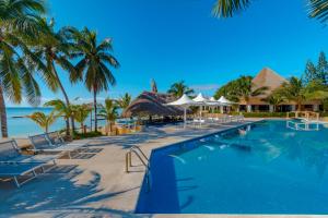 Piscina de la sau aproape de Puerto Aventuras Hotel & Beach Club