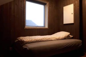 Un pat sau paturi într-o cameră la New apartment in Herand, Hardanger