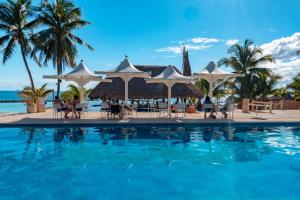 Puerto Aventuras Hotel & Beach Club tesisinde veya buraya yakın yüzme havuzu