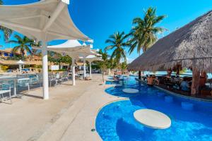 Piscina de la sau aproape de Puerto Aventuras Hotel & Beach Club