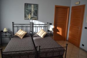 una camera con un letto con due cuscini sopra di El Garbin a Savigliano