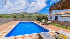 The swimming pool at or close to Casa Rural El Guindo