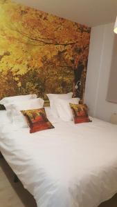 1 cama blanca grande con 2 almohadas en Apartamento Palacio Azcárate Marisa Sanchez en Ezcaray