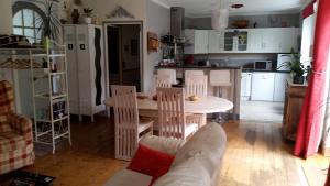 cocina y sala de estar con mesa y sillas en Appartement La Loob Gites de Daumesnil étage en Morlaix