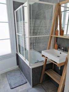 a bathroom with a sink and a bath tub at Bel appartement ancien Poitiers Centre - 4 Chambres in Poitiers