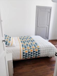 Ce lit se trouve dans un dortoir blanc doté d'une porte. dans l'établissement Bel appartement ancien Poitiers Centre - 4 Chambres, à Poitiers