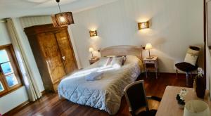 a bedroom with a bed and a table and chairs at La Champenoise in Marson