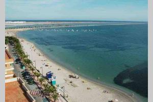 widok z lotu ptaka na plażę z ludźmi w wodzie w obiekcie Edificio Laura w mieście San Pedro del Pinatar