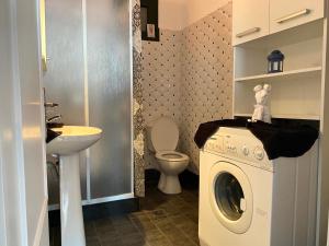 Koupelna v ubytování Coralli Pentati 2 "Dimitris Apartments" + 28 fotografií