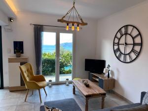 TV a/nebo společenská místnost v ubytování Coralli Pentati 2 "Dimitris Apartments"