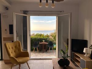 TV a/nebo společenská místnost v ubytování Coralli Pentati 2 "Dimitris Apartments"