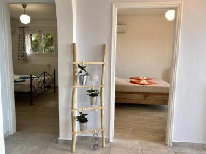 Postel nebo postele na pokoji v ubytování Coralli Pentati 2 "Dimitris Apartments"