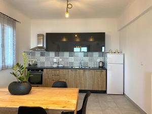 Kuchyň nebo kuchyňský kout v ubytování Coralli Pentati 2 "Dimitris Apartments"
