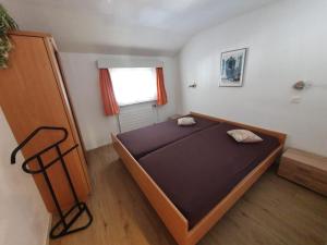 Un pat sau paturi într-o cameră la Apartmenthaus Holiday