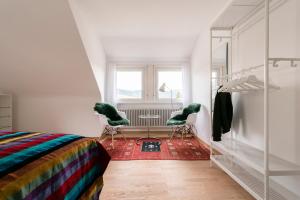 una camera da letto con un letto e due sedie verdi di HAUS IRENE gemütlich moderner Schwarzwald a Baiersbronn