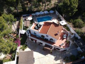 eine Luftaufnahme eines Hauses mit Swimmingpool in der Unterkunft Casa Verano eterno, Villa tot 16 personen in Benissa