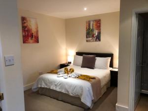 Un dormitorio con una cama con dos bananas. en Hogwarts Bed and Continental Breakfast, en Sheerness