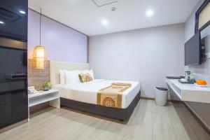 Postel nebo postele na pokoji v ubytování Bridge Lakeside Room For Rent Hanoi