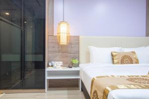 Postel nebo postele na pokoji v ubytování Bridge Lakeside Room For Rent Hanoi