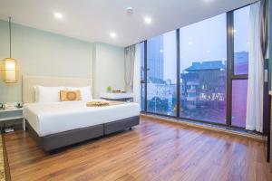 Postel nebo postele na pokoji v ubytování Bridge Lakeside Room For Rent Hanoi