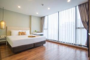 Postel nebo postele na pokoji v ubytování Bridge Lakeside Room For Rent Hanoi