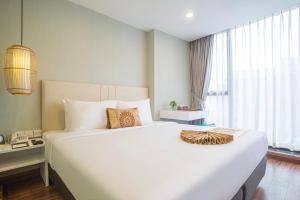 Postel nebo postele na pokoji v ubytování Bridge Lakeside Room For Rent Hanoi