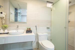 Koupelna v ubytování Bridge Lakeside Room For Rent Hanoi