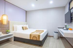 Postel nebo postele na pokoji v ubytování Bridge Lakeside Room For Rent Hanoi