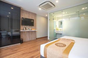 Postel nebo postele na pokoji v ubytování Bridge Lakeside Room For Rent Hanoi