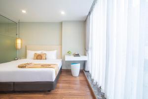 Postel nebo postele na pokoji v ubytování Bridge Lakeside Room For Rent Hanoi