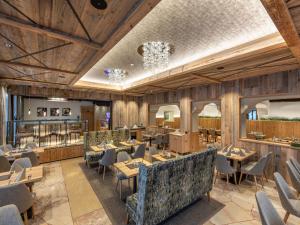 een restaurant met houten muren en tafels en stoelen bij Hotel Stegerbräu in Radstadt