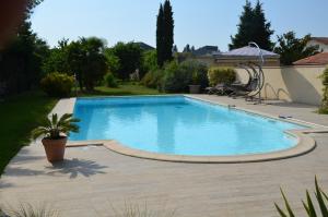 a swimming pool in a yard next to a house at Chambre D'hôtes Et Spa in Agen