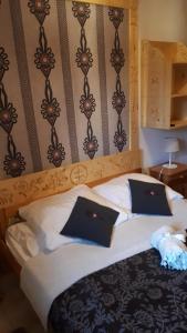 1 dormitorio con 1 cama con 2 almohadas en Willa Grywałd, en Grywałd