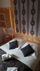 1 dormitorio con 1 cama con 2 almohadas en Willa Grywałd, en Grywałd