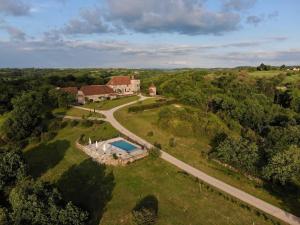 Piscina de la sau aproape de Gîte 8 pers du Château de Cantecor