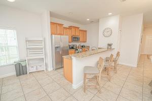 A kitchen or kitchenette at Paradise Palms PP964