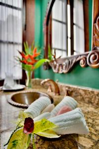 un bancone del bagno con lavandino e specchio di Mahogany Hall Luxury Boutique Resort a San Ignacio Altre 48 foto