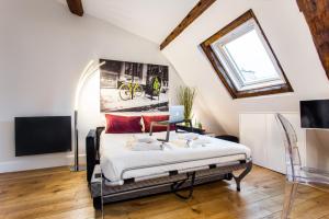 ein Schlafzimmer mit einem Bett in einem Zimmer mit einem Fenster in der Unterkunft CMG Concorde/ Madeleine in Paris