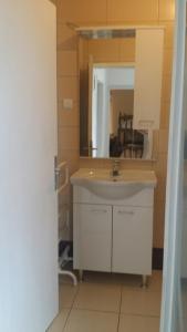 un bagno con lavandino e specchio di Apartment Pehi a Supetar (San Pietro di Brazza)