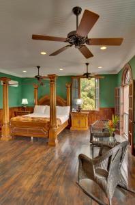 una camera da letto con un letto e un ventilatore a soffitto di Mahogany Hall Luxury Boutique Resort a San Ignacio