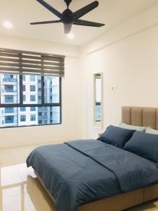 イポーにあるSofea Casa Homestay Ipohのベッドルーム1室(青いベッド1台、天井ファン付)